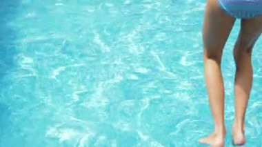 Yüzme Havuzu, 4k, ağır çekim mutlu aktif genç kız
