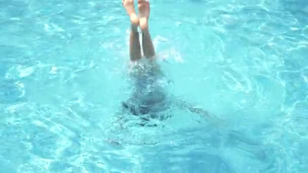 Gelukkig actieve tiener meisje in het zwembad, 4k, slow-motion — Stockvideo