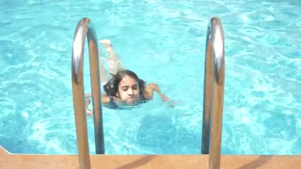 Heureuse adolescente active dans la piscine, 4k, ralenti — Video