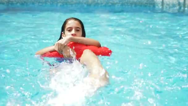 Menina adolescente ativo feliz na piscina, 4k, câmera lenta — Vídeo de Stock