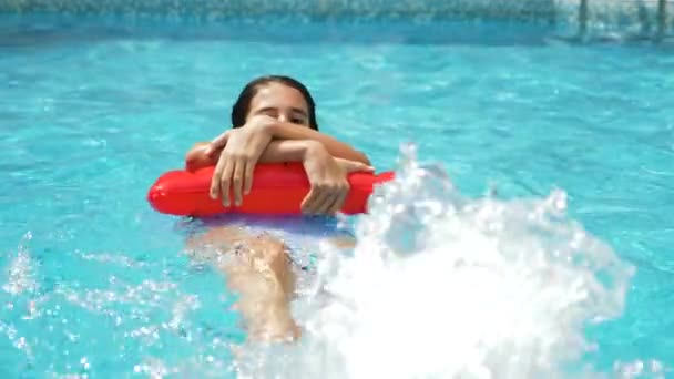 Ευτυχισμένος ενεργό έφηβος κορίτσι στην πισίνα, 4k, αργή κίνηση — Αρχείο Βίντεο
