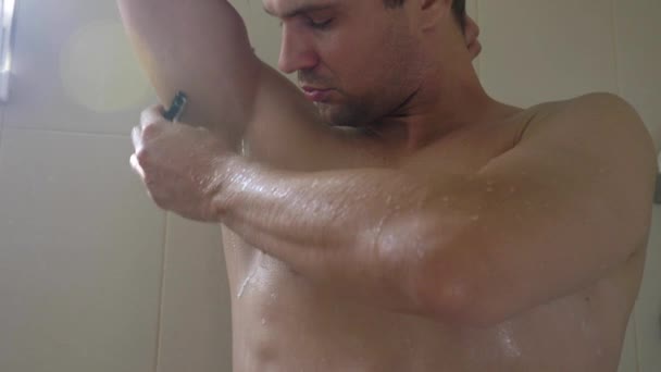 L'homme nu se rase la poitrine. Un homme avec de la mousse blanche pour se raser la poitrine. Corps de rasage pour hommes avec mousse et rasoir. 4k — Video