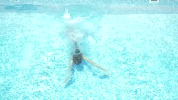 快乐活泼的少女在游泳池, 4k, 慢动作 — 图库视频影像