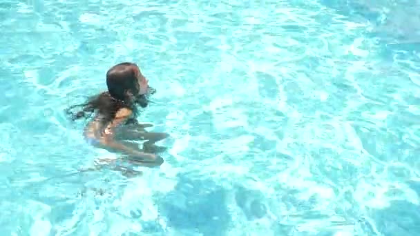 Feliz chica adolescente activa en la piscina, 4k, cámara lenta — Vídeo de stock