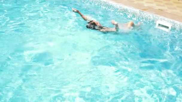 Glücklich aktive Teenager-Mädchen im Schwimmbad, 4k, Zeitlupe — Stockvideo