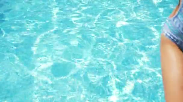 Happy aktivní dospívající dívka v bazénu, 4k, pomalý pohyb — Stock video