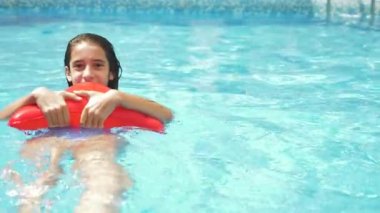 Yüzme Havuzu, 4k, ağır çekim mutlu aktif genç kız