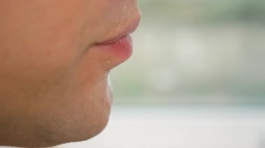 yakın çekim. profil erkek dudaklarında. yemek çubukları, 4 k, ağır çekim adam yiyor.