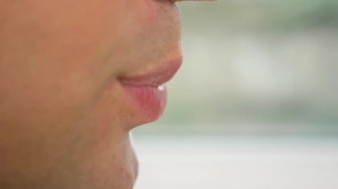 Bir adamın dudakları konuş. Yakın çekim. 4k, ağır çekim silah, profilde yüz