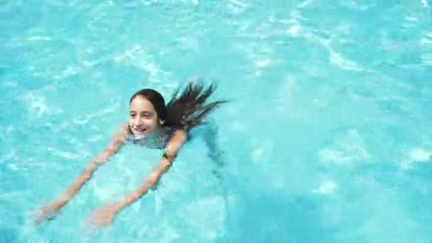 Feliz chica adolescente activa en la piscina, 4k, cámara lenta — Vídeos de Stock