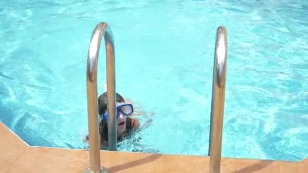 快乐活泼的少女在游泳池, 4k, 慢动作 — 图库视频影像