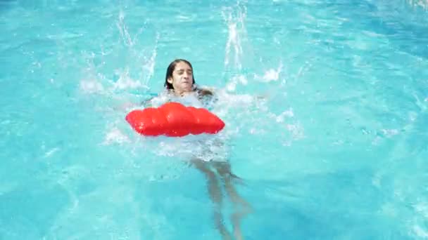 Счастливая активная девочка-подросток в бассейне, 4к, замедленная съемка — стоковое видео