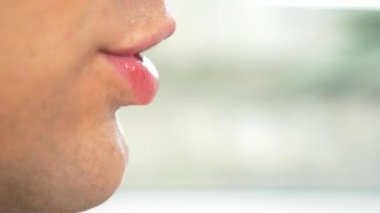 Bir adamın dudakları konuş. Yakın çekim. 4k, ağır çekim silah, profilde yüz