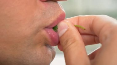 yakın çekim. profil erkek dudaklarında. seksi erkek dudakları çilek yiyin. 4k, ağır çekim.