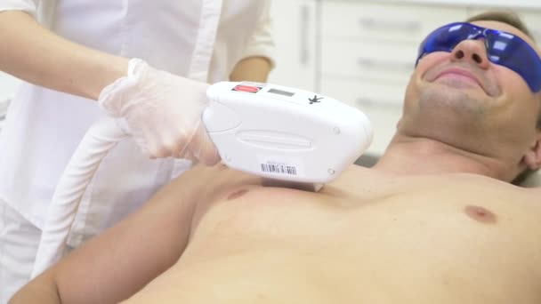 Pria laser rambut menghilangkan. seorang dokter dalam sarung tangan putih menghilangkan rambut dari perut dan payudara seorang pria. 4k, close-up. Gerakan lambat — Stok Video