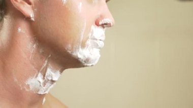 yakın çekim. yakışıklı adam yüzünü tıraş. 4k, ağır çekim