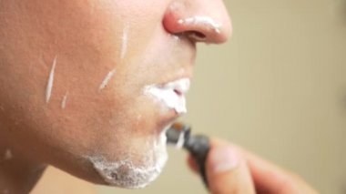 yakın çekim. yakışıklı adam yüzünü tıraş. 4k, ağır çekim