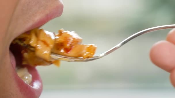 Γκρο πλαν. αρσενικό χείλη στο προφίλ. ο άνδρας τρώει μακαρόνια με κόκκινη σάλτσα. 4k, αργή κίνηση. — Αρχείο Βίντεο