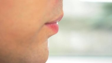yakın çekim. profil erkek dudaklarında. yemek çubukları, 4 k, ağır çekim adam yiyor.