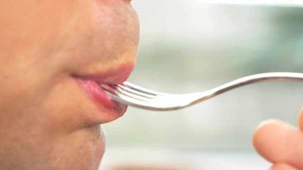 Close-up. mannelijke lippen in profiel. man eet olijven. 4k, slow-motion. — Stockvideo