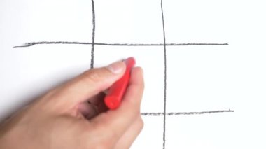 Hızlandırılmış. 4k, yakın çekim, en iyi görünüm. Tic Tac Toe ile kırmızı kalem mavi. Erkek ve kadın eli. bir erkek ve bir kadın arasındaki rekabet kavramı.
