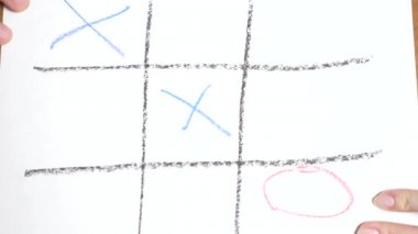 Hızlandırılmış. 4k, yakın çekim, en iyi görünüm. Tic Tac Toe ile kırmızı kalem mavi. Erkek ve kadın eli. bir erkek ve bir kadın arasındaki rekabet kavramı.