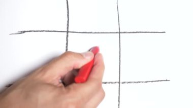Ağır çekim. 4k, yakın çekim, en iyi görünüm. Tic Tac Toe ile kırmızı kalem mavi. Erkek ve kadın eli. bir erkek ve bir kadın arasındaki rekabet kavramı.