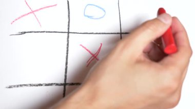 Ağır çekim. 4k, yakın çekim, en iyi görünüm. Tic Tac Toe ile kırmızı kalem mavi. Erkek ve kadın eli. bir erkek ve bir kadın arasındaki rekabet kavramı.