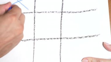 Ağır çekim. 4k, yakın çekim, en iyi görünüm. Tic Tac Toe ile kırmızı kalem mavi. Erkek ve kadın eli. bir erkek ve bir kadın arasındaki rekabet kavramı.