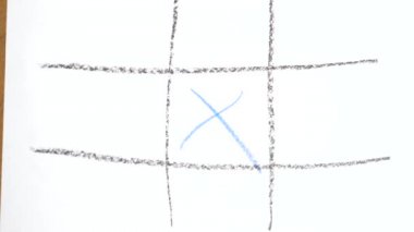 4k, yakın çekim, en iyi görünüm. Tic Tac Toe ile kırmızı kalem mavi. Erkek ve kadın eli. bir erkek ve bir kadın arasındaki rekabet kavramı. Ağır çekim