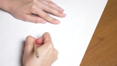 Ağır çekim. 4k, yakın çekim, en iyi görünüm. bir el bir kalemle çizer. bir kız elbise.