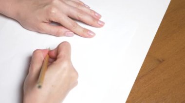 Ağır çekim. 4k, yakın çekim, en iyi görünüm. bir el bir kalemle çizer. bir kız elbise.