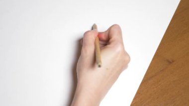 bir el bir kız bir portresini çizer. 4k, yakın çekim. Ağır çekim. yukarıdan görüntülemek.