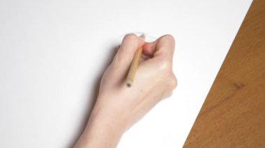 bir el bir kız bir portresini çizer. 4k, yakın çekim. Ağır çekim. yukarıdan görüntülemek.