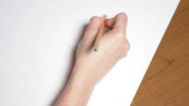 bir el bir kız bir portresini çizer. 4k, yakın çekim. Ağır çekim. yukarıdan görüntülemek.