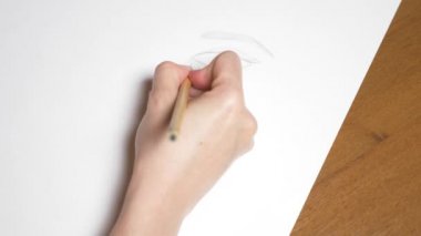 bir el bir kız bir portresini çizer. 4k, yakın çekim. Ağır çekim. yukarıdan görüntülemek.