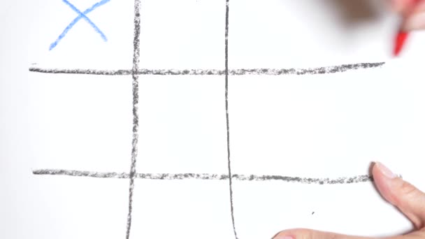 Time-lapse. 4k, närbild, ovanifrån. Tic Tac Toe blå med en röd penna. manlig och kvinnlig hand. begreppet rivaliteten mellan en man och en kvinna. — Stockvideo