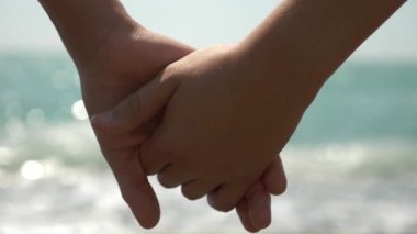 yakın çekim, yavaş hareket, 4k. tutuşup birbirlerine serbest bırakın. kavgalar, ilişkilerinin kopma kavramı.