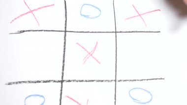 Hızlandırılmış. 4k, yakın çekim, en iyi görünüm. Tic Tac Toe ile kırmızı kalem mavi. Erkek ve kadın eli. bir erkek ve bir kadın arasındaki rekabet kavramı.