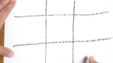 Hızlandırılmış. 4k, yakın çekim, en iyi görünüm. Tic Tac Toe ile kırmızı kalem mavi. Erkek ve kadın eli. bir erkek ve bir kadın arasındaki rekabet kavramı.