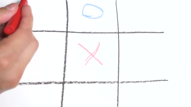 Временной промежуток. 4К, крупный план, вид сверху. Tic Tac Toe синий с красным карандашом. мужская и женская рука. Концепция соперничества между мужчиной и женщиной . — стоковое видео