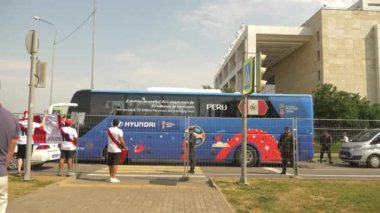 Soçi, Adler, Rusya Federasyonu - 26 Haziran 2018: FIFA 2018. Peru ve Avustralya milli takımının futbol taraftarları Olimpiyat Köyü Fisht Stadyumu'nda maç olacak. 4k, yazı işleri.