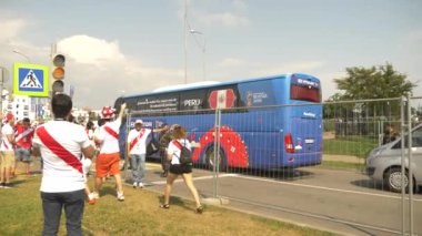 Soçi, Adler, Rusya Federasyonu - 26 Haziran 2018: FIFA 2018. Peru ve Avustralya milli takımının futbol taraftarları Olimpiyat Köyü Fisht Stadyumu'nda maç olacak. 4k, yazı işleri