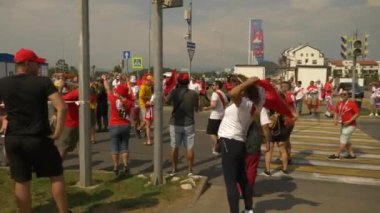 Soçi, Adler, Rusya Federasyonu - 26 Haziran 2018: FIFA 2018. Peru ve Avustralya milli takımının futbol taraftarları Olimpiyat Köyü Fisht Stadyumu'nda maç olacak. 4k, yazı işleri