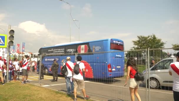 SOCHI, ADLER, RUSIA 26 de junio de 2018: FIFA 2018. Los aficionados al fútbol de la selección nacional de Perú y Australia van al partido en el estadio Fisht en el pueblo olímpico. 4K, EDITORIAL — Vídeo de stock