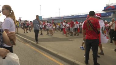Soçi, Adler, Rusya Federasyonu - 26 Haziran 2018: FIFA 2018. Peru ve Avustralya milli takımının futbol taraftarları Olimpiyat Köyü Fisht Stadyumu'nda maç olacak. 4k, yazı işleri