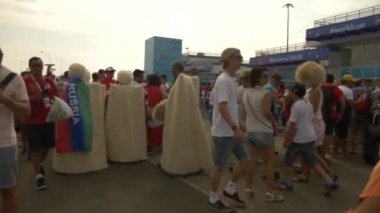 Soçi, Adler, Rusya Federasyonu - 26 Haziran 2018: FIFA 2018. Peru ve Avustralya milli takımının futbol taraftarları Olimpiyat Köyü Fisht Stadyumu'nda maç olacak. 4k, yazı işleri