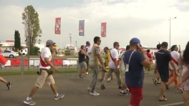 Soçi, Adler, Rusya Federasyonu - 26 Haziran 2018: FIFA 2018. Peru ve Avustralya milli takımının futbol taraftarları Olimpiyat Köyü Fisht Stadyumu'nda maç olacak. 4k, yazı işleri