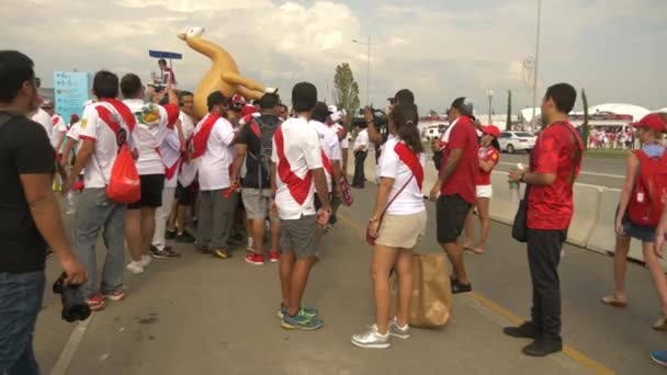 SOCHI, ADLER, RUSIA 26 de junio de 2018: FIFA 2018. Los aficionados al fútbol de la selección nacional de Perú y Australia van al partido en el estadio Fisht en el pueblo olímpico. 4K, EDITORIAL — Vídeos de Stock