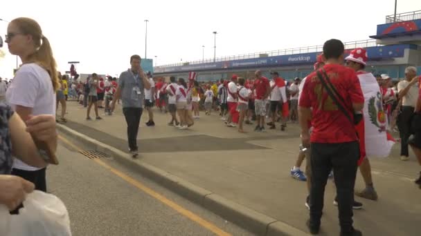 SOCHI, ADLER, RUSIA 26 de junio de 2018: FIFA 2018. Los aficionados al fútbol de la selección nacional de Perú y Australia van al partido en el estadio Fisht en el pueblo olímpico. 4K, EDITORIAL — Vídeos de Stock